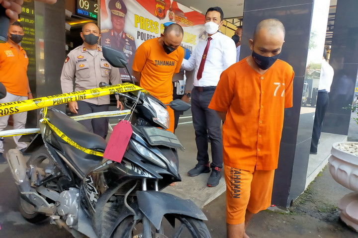 Jajaran Satuan Reserse Kriminal (Satreskrim) Polres Tasikmalaya Kota menangkap dua dari enam tersangka komplotan kasus pencurian dengan modus memecahkan kaca mobil yang terjadi di depan Alun-alun Kota Tasikmalaya, pada 28 Juni 2022 lalu. 