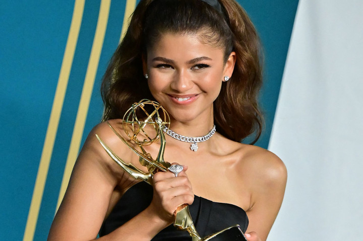 Peraih nominasi Aktris Terbaik lewat perannya di Euphoria ini juga memberikan kesan seksi dengan bagian bahu yang terbuka dan mewah lewat perhiasan berkilauan dari Bulgari.