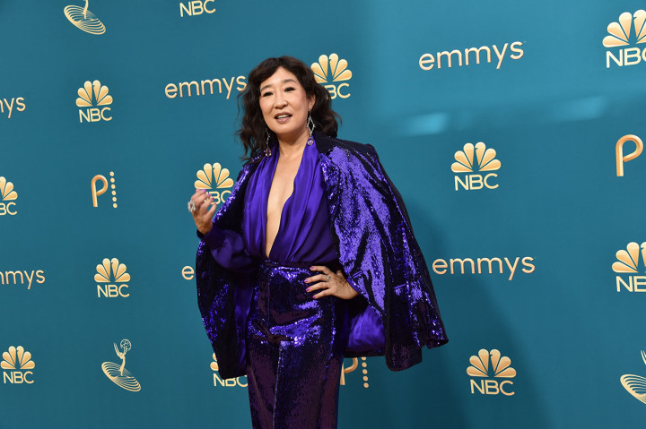 Sandra Oh. Bintang Umma ini juga layak masuk daftar aktris berbusana terbaik dalam perhelatan Emmy Awards 2022 ini. Ia mengenakan jumpsuit berwarna ungu berkilauan rancangan Rodarte, yang begitu menawan ketika melintas di karpet merah.