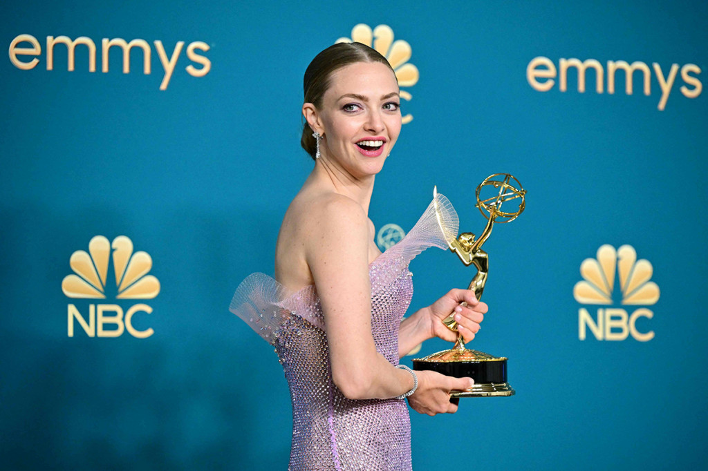 Amanda Seyfried semakin terlihat anggun dengan rambut yang disanggul rendah dan anting Cartier. Namun penampilannya tetap segar dengan rias wajah bertema pink dan lipstik fuschia.