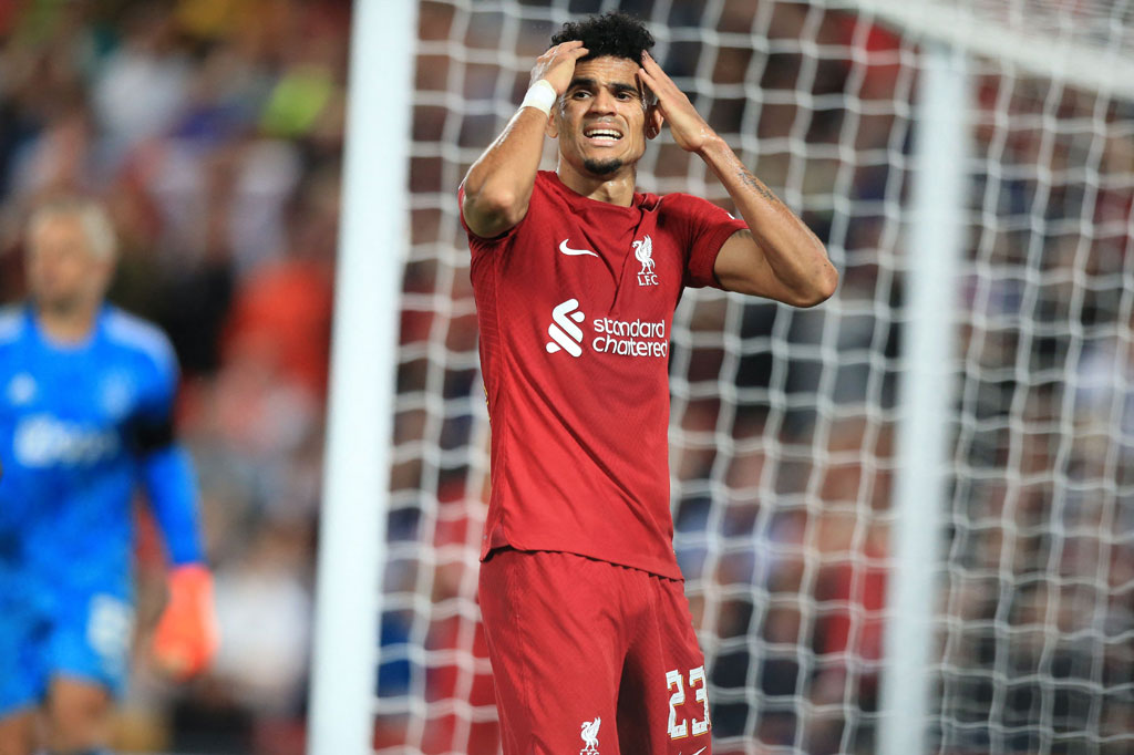 Tuan rumah nyaris menggandakan keunggulan lewat Luis Diaz dan Diogo Jota. Namun bola tembakan kedua pemain tersebut masih belum menemui sasaran.