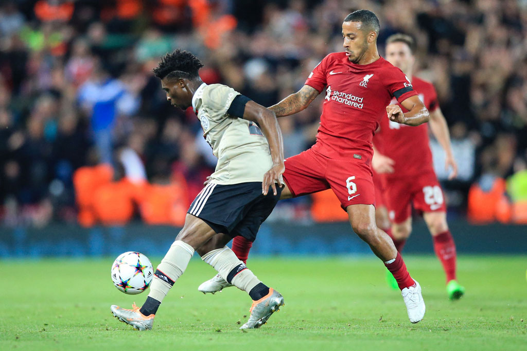 Ajax justru berhasil menyamakan kedudukan pada menit ke-27 lewat Mohammed Kudus yang menaklukkan kiper Alisson. Skor 1-1 bertahan hingga jeda.