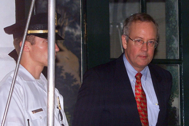 Clinton dimakzulkan oleh Dewan Perwakilan Rakyat pada 1998, tetapi dibebaskan oleh Senat pada tahun berikutnya.