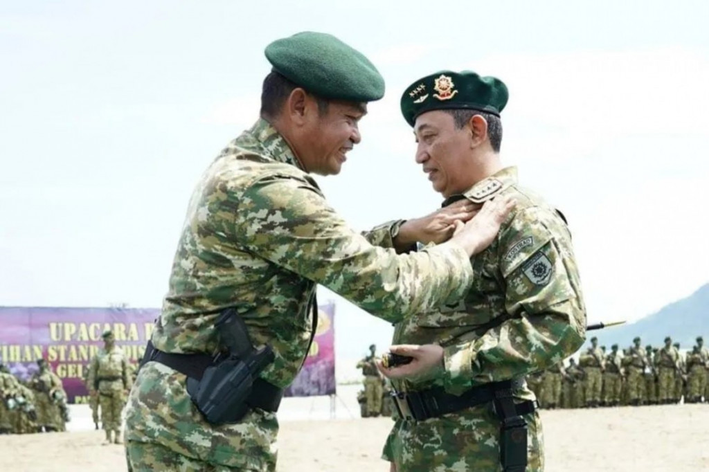 Panglima Kostrad (Pangkostrad) Letjen TNI Maruli Simanjuntak menyematkan Brevet Kehormatan Cakra kepada Kapolri Jenderal Listyo Sigit Prabowo.