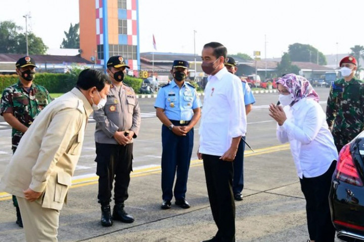Presiden Joko Widodo beserta Ibu Negara Iriana Joko Widodo tiba di Bandara Halim Perdanakusuma, Jakarta, sebelum bertolak ke Maluku untuk melakukan kunjungan kerja, Rabu, 14 September 2022.