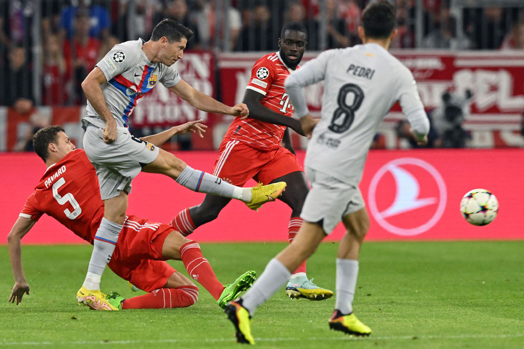 Tim tamu Barcelona menguasai jalannya pertandingan sejak awal laga. Beberapa peluang dilancarkan namun belum berbuah gol. 