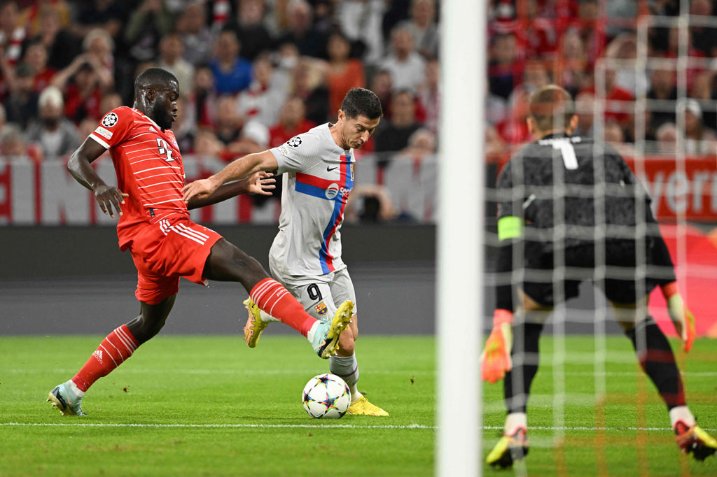 Pada menit ke-14 Blaugrana berpeluang membuka keunggulan setelah kiper Bayern Muenchen Manuel Neuer melakukan blunder. Operannya kepada Dayot Upamecano direbut Robert Lewandowski. Beruntung Upamecano dengan cepat menutup pergerakan mantan rekan setimnya tersebut sehingga hanya berujung sepak pojok.