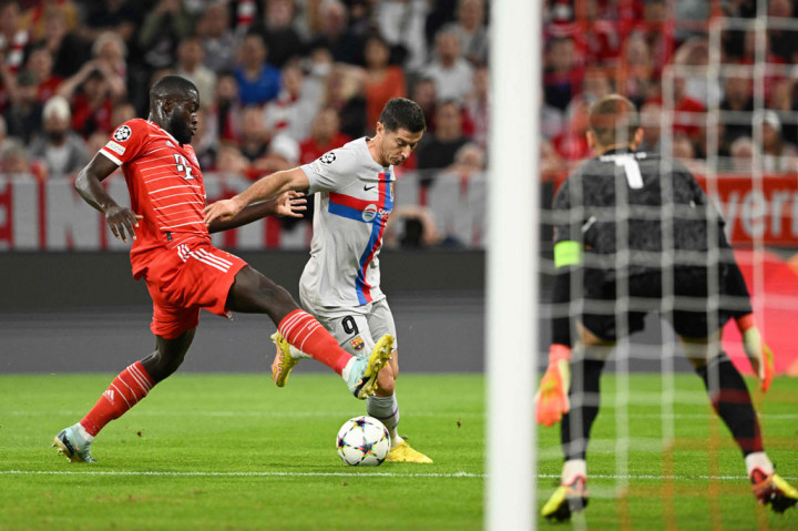 Pada menit ke-14 Blaugrana berpeluang membuka keunggulan setelah kiper Bayern Muenchen Manuel Neuer melakukan blunder. Operannya kepada Dayot Upamecano direbut Robert Lewandowski. Beruntung Upamecano dengan cepat menutup pergerakan mantan rekan setimnya tersebut sehingga hanya berujung sepak pojok.