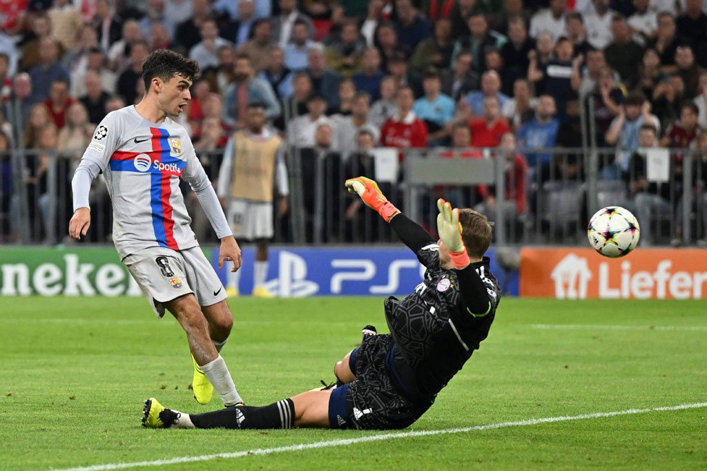 Pada menit ke-63. Barcelona nyaris memperkecil ketertinggalan lewat sontekan Pedri. Sayang bola masih menerpa tiang gawang.