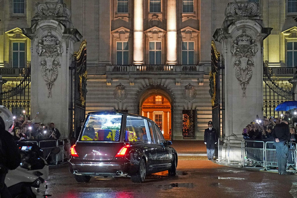 Peti jenazah Ratu Elizabeth II tiba di Istana Buckingham, London pada Selasa, 13 September 2022 malam waktu setempat. Iring-iringan peti jenazah Ratu Elizabeth disambut warga inggris yang berkumpul di gerbang istana.