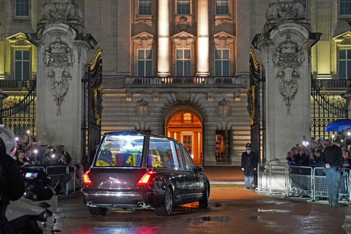 Peti jenazah Ratu Elizabeth II tiba di Istana Buckingham, London pada Selasa, 13 September 2022 malam waktu setempat. Iring-iringan peti jenazah Ratu Elizabeth disambut warga inggris yang berkumpul di gerbang istana.