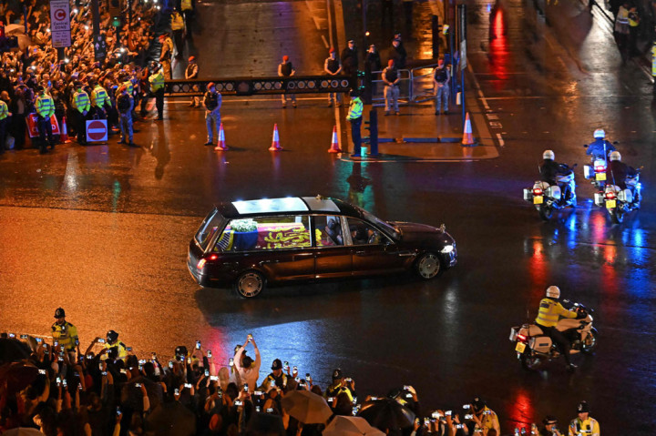 Jenazah Ratu Elizabeth akan dibawa dengan kereta kuda dari kediamannya di Istana Buckingham ke Westminster Hall di mana dia akan disemayamkan selama empat hari sampai pemakamannya Senin, 19 September pekan depan.