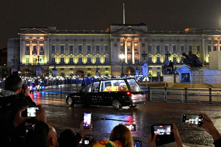 Raja dan bangsawan senior lainnya diharapkan berjalan dalam keheningan di belakang mobil jenazah saat melewati jalan-jalan ibu kota dan kemudian berjaga-jaga saat tiba di aula abad ke-12 di kompleks parlemen Westminster.