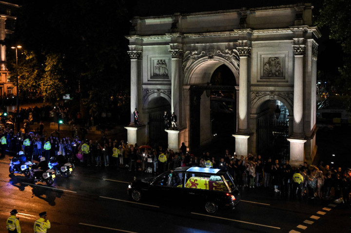 Masyarakat akan diizinkan masuk mulai pukul 17.00 (1600 GMT), dan mereka telah diperingatkan untuk bisa bersabar dalam antrean yang diperkirakan dapat mengular hingga delapan kilometer.