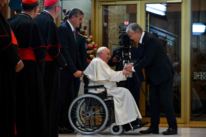Paus Fransiskus disambut oleh Presiden Kazakh Kassym-Jomart Tokayev setibanya di Bandara Internasional Nur-Sultan di Nur-Sultan pada Selasa, 13 September 2022 waktu setempat.