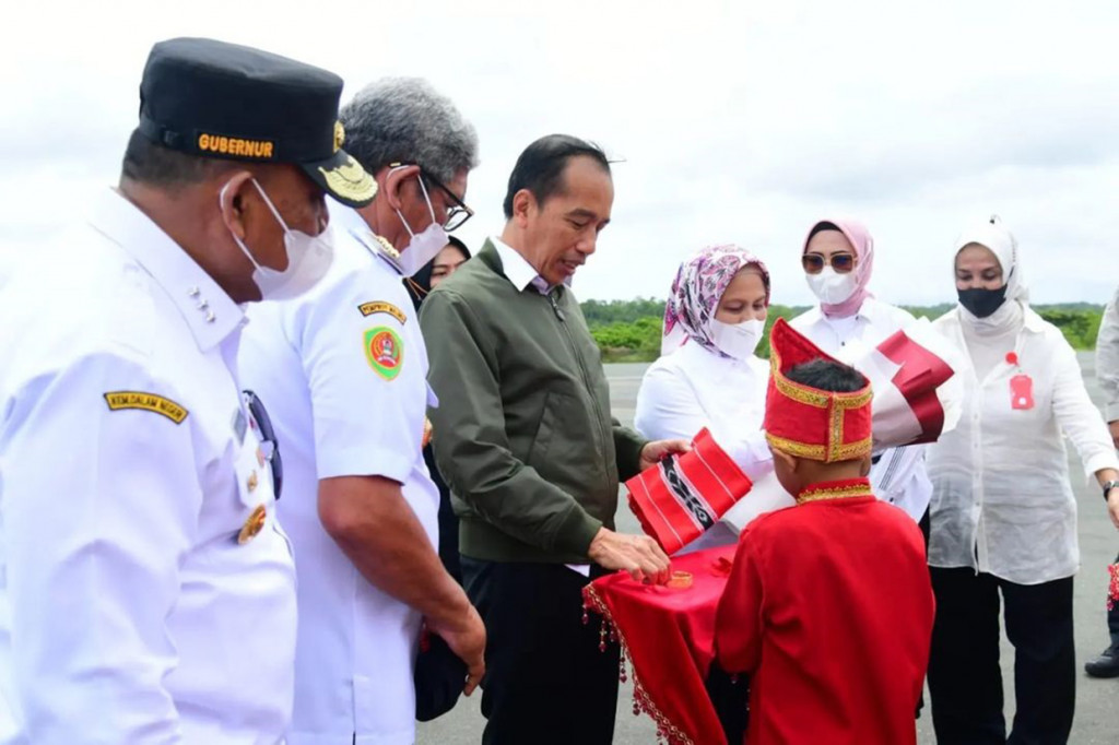 Presiden Joko Widodo dan Ibu Negara Iriana Joko Widodo disambut oleh Tari Saryat, kemudian dilanjutkan dengan pengalungan kain tradisional.
