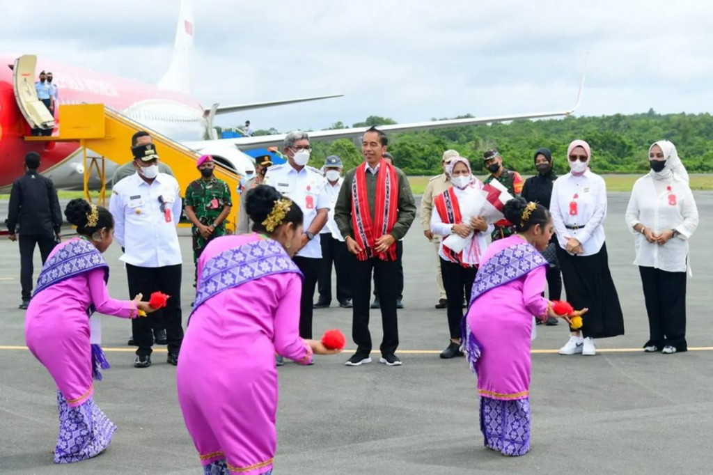 Turut menyambut kedatangan Presiden dan Ibu Iriana antara lain Menteri Kelautan dan Perikanan Sakti Wahyu Trenggono, Gubernur Maluku Murad Ismail beserta istri, Pangdam XVI/Pattimura Mayjen Ruruh Aris Setyawibawa, Kapolda Maluku Irjen Pol. Lotharia Latif, Bupati Maluku Tenggara Muhamad Thaher Hanubun beserta istri, dan Danlanud Letkol Pnb. Ruli Surya.