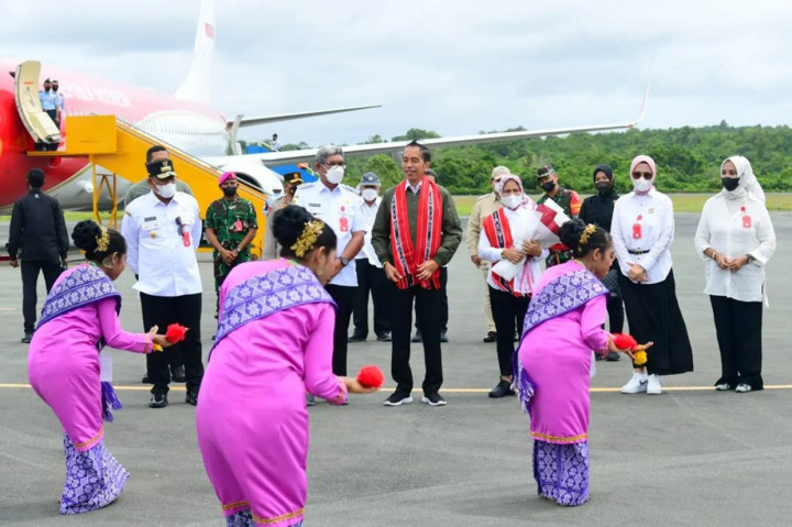 Turut menyambut kedatangan Presiden dan Ibu Iriana antara lain Menteri Kelautan dan Perikanan Sakti Wahyu Trenggono, Gubernur Maluku Murad Ismail beserta istri, Pangdam XVI/Pattimura Mayjen Ruruh Aris Setyawibawa, Kapolda Maluku Irjen Pol. Lotharia Latif, Bupati Maluku Tenggara Muhamad Thaher Hanubun beserta istri, dan Danlanud Letkol Pnb. Ruli Surya.