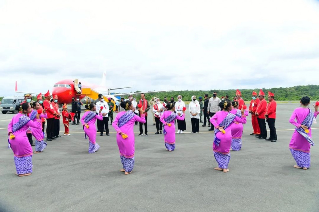Presiden Joko Widodo disambut Tari Saryat saat tiba di Bandar Udara Karel Sadsuitubun Langgur, Kabupaten Maluku Tenggara, Provinsi Maluku pada Rabu, 14 September 2022