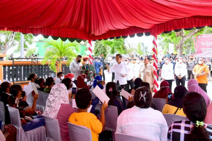 Presiden Joko Widodo didampingi Ibu Negara Iriana Joko Widodo kembali meninjau penyerahan bantuan sosial kepada para penerima manfaat di Provinsi Maluku. 