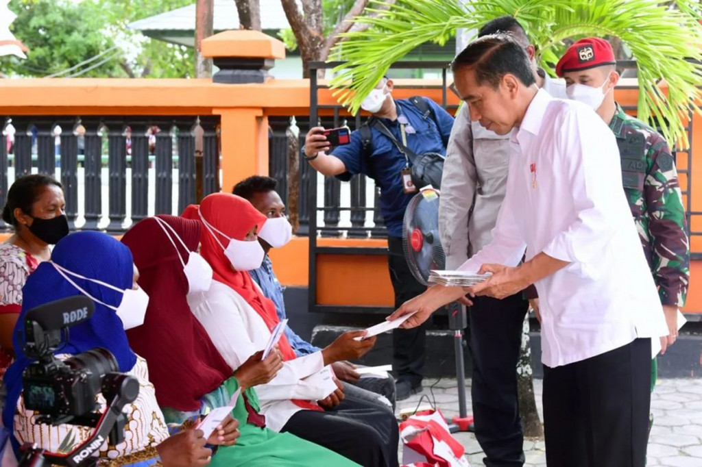 Dalam kesempatan tersebut, Presiden menyerahkan bantuan sosial berupa bantuan langsung tunai (BLT) bahan bakar minyak (BBM), sembako, dan BLT bagi peserta program keluarga harapan (PKH) di Kantor Pos Tual, Kabupaten Maluku Tenggara, pada Rabu, 14 September 2022.