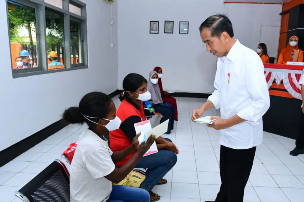 Presiden Joko Widodo saat menyerahkan bantuan sosial kepada para penerima manfaat di Kantor Pos Tual, Kabupaten Maluku Tenggara, pada Rabu, 14 September 2022.