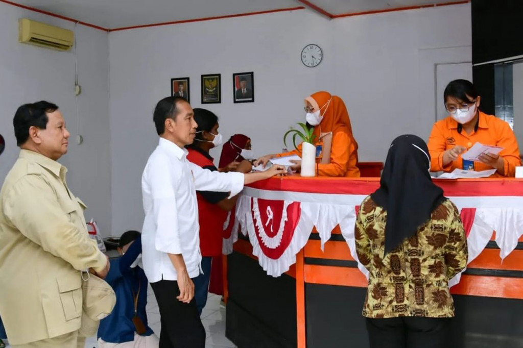 Setelah itu, Presiden juga akan mengunjungi Pasar Tual di Kota Tual untuk menyerahkan bantuan sosial kepada para pedagang pasar.