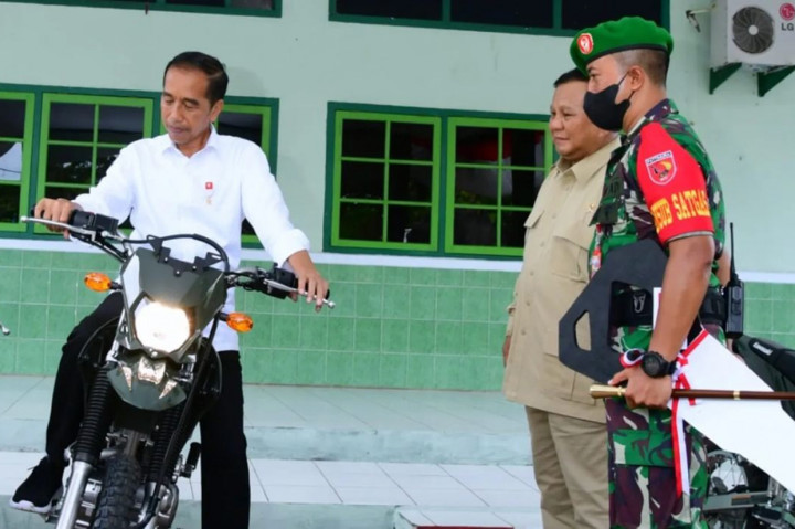 Presiden Joko Widodo didampingi Ibu Iriana Joko Widodo menyaksikan penyerahan 40 unit kendaraan bermotor dari Kementerian Pertahanan kepada Komando Distrik Militer (Kodim) 1503/Tual, Kabupaten Maluku Tenggara, Provinsi Maluku, pada Rabu, 14 September 2022. 