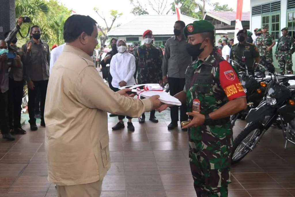 Menteri Pertahanan Prabowo Subianto dalam keterangannya mengatakan bahwa penyerahan kendaraan bermotor tersebut merupakan bagian dari arahan Presiden Jokowi untuk menyusun rencana pertahanan jangka panjang.