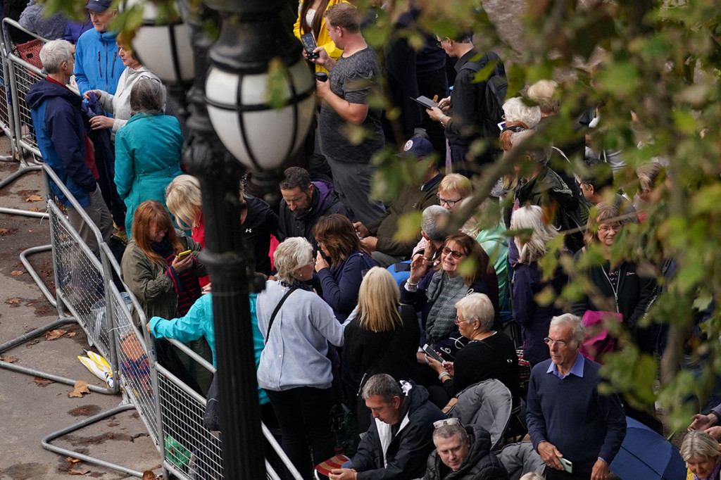 Kerumunan besar berkumpul di pusat kota London untuk menyaksikan jenazah Ratu dibawa dari istana ke parlemen.