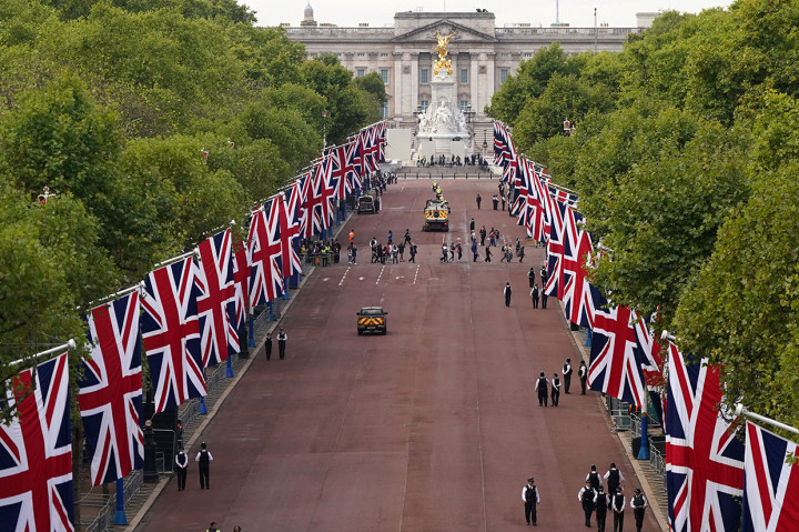 Jenazah Ratu Elizabeth meninggalkan Istana Buckingham menuju Westminster Hall, tempat mendiang ratu akan disemayamkan.