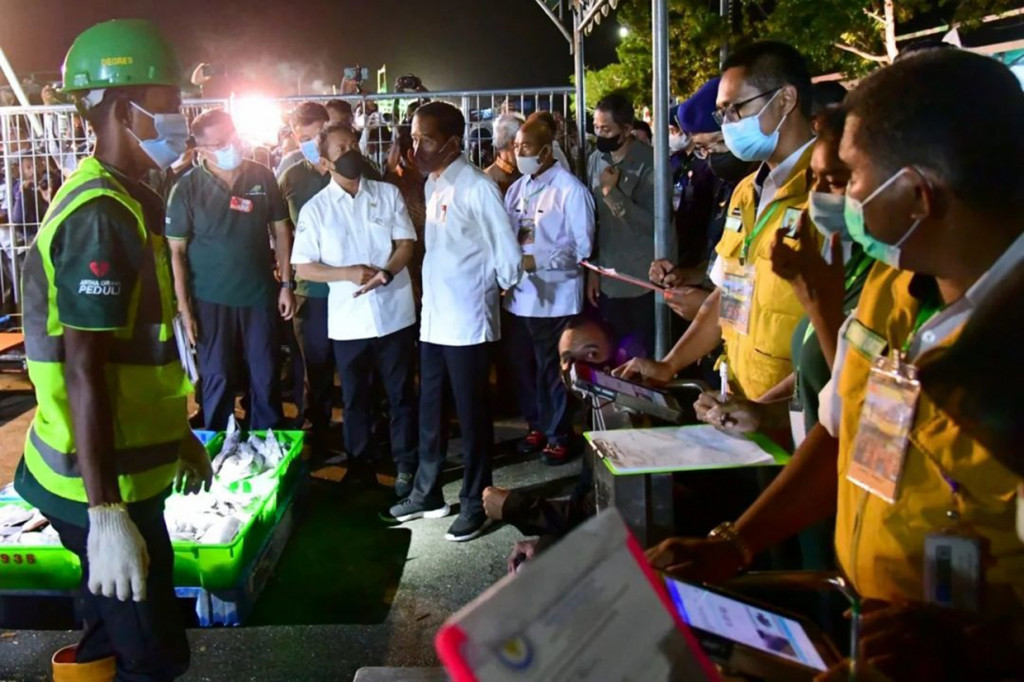 Selain meninjau, Jokowi juga turut berdialog dengan para nelayan dan pembudidaya rumput laut mengenai prospek pengembangan budidaya rumput laut di daerah tersebut.
