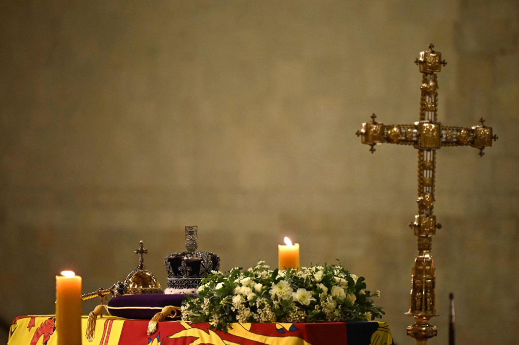 Jenazah sang ratu akan disemayamkan selama 4 hari di Westminster Hall, sebelum pemakamannya pada 19 September mendatang. 