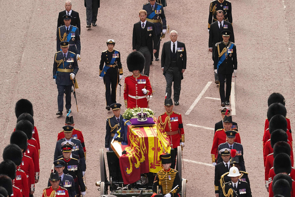 Diiringi oleh parade militer dan diikuti oleh Raja Charles III, Pangeran William, Pangeran Harry dan sejumlah anggota keluarga kerajaan.