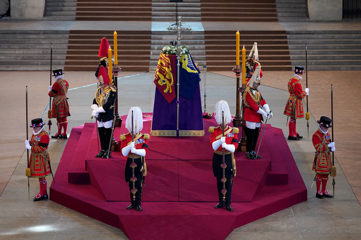 Setiap sudut platform dijaga oleh tentara kerajaan selama 24 jam.