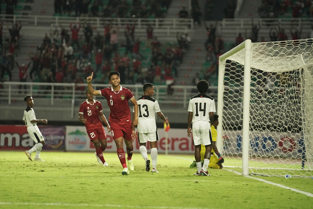 Pemain tim U-20 Indonesia Hokky Caraka melakukan selebrasi seusai mencetak gol ke gawang Timor Leste pada laga pertama Kualifikasi Piala Asia U-20 2023 di Stadion Gelora Bung Tomo, Surabaya, Rabu, 14 September 2022.