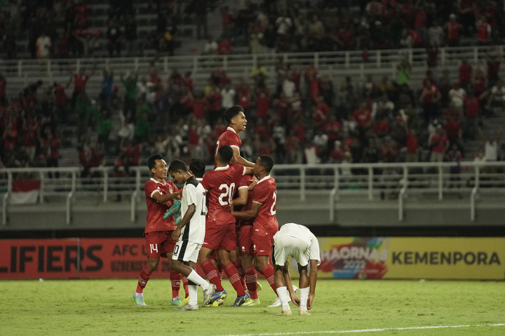 Pemain tim U-20 Indonesia Rabbani Tasnim (19) melakukan selebrasi bersama rekannya Ronaldo Joybera (kanan) dan Kakang Rudianto seusai mencetak gol ke gawang Timor Leste pada laga pertama Kualifikasi Piala Asia U-20 2023 di Stadion Gelora Bung Tomo, Surabaya, Rabu, 14 September 2022.