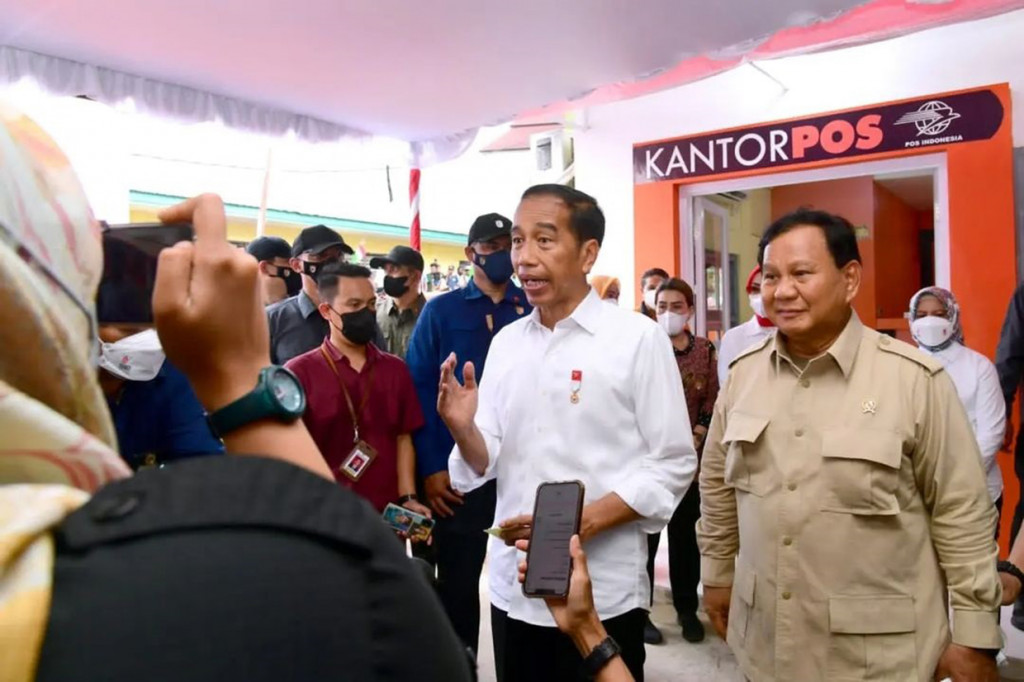 Usai mengunjungi Pasar Jargaria, Presiden Jokowi dan Ibu Iriana Joko Widodo, menuju Kantor Pos Dobo, Kabupaten Kepulauan Aru, untuk meninjau penyerahan bantuan sosial. 