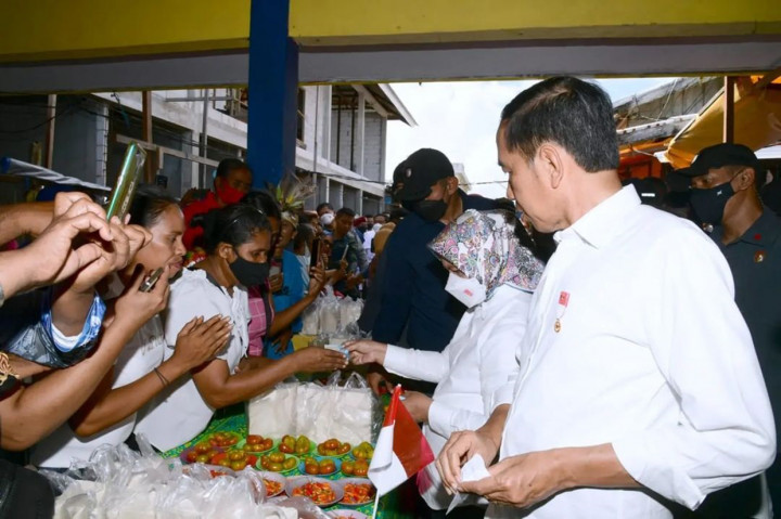 Presiden Joko Widodo didampingi Ibu Negara Iriana Joko Widodo saat memberikan bantuan sosial kepada para penerima manfaat di Pasar Jargaria, Kabupaten Kepulauan Aru, pada Kamis, 15 September 2022.
