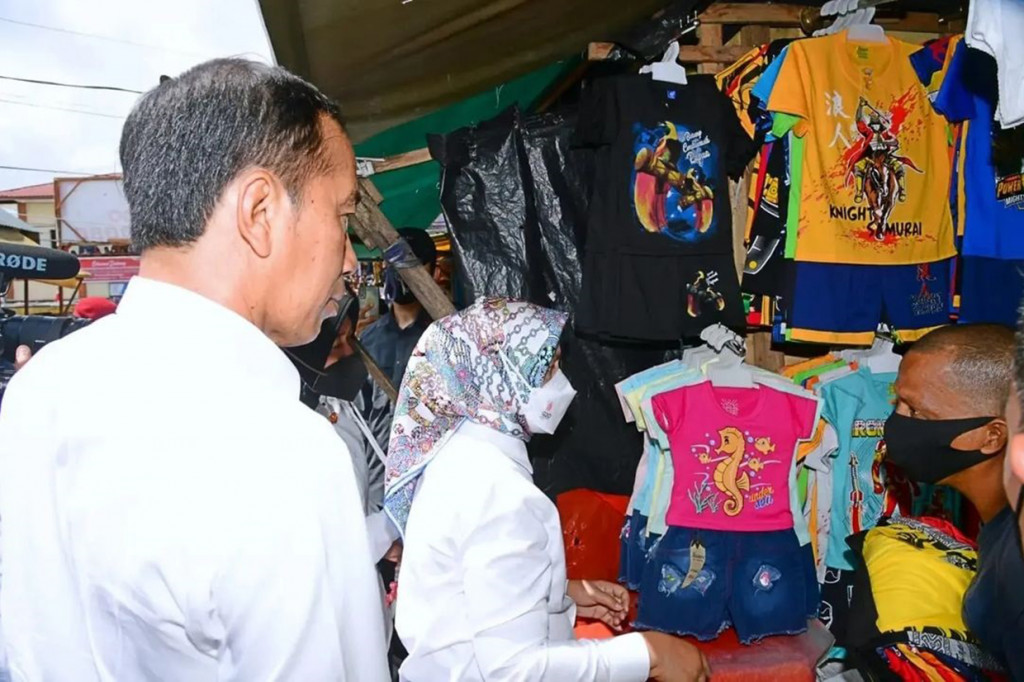 Presiden Joko Widodo didampingi Ibu Negara Iriana Joko Widodo berkunjung ke Pasar Jargaria, Kabupaten Kepulauan Aru, pada Kamis, 15 September 2022.