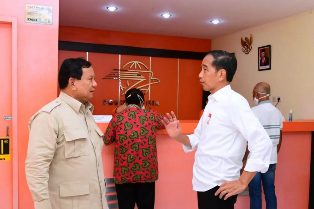 Turut mendampingi Presiden dan Ibu Iriana Joko Widodo di Kantor Pos yaitu Menteri Pertahanan Prabowo Subianto, Menteri PUPR Basuki Hadimuljono, Menteri Kelautan dan Perikanan Sakti Wahyu Trenggono, dan Bupati Kepulauan Aru Johan Gonga. 