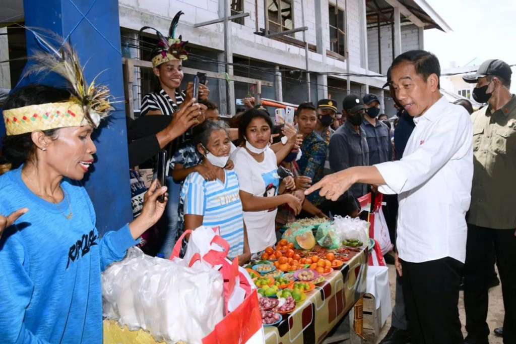 Presiden Joko Widodo berdialog dengan pedagang  di Pasar Jargaria, Kabupaten Kepulauan Aru, pada Kamis, 15 September 2022.