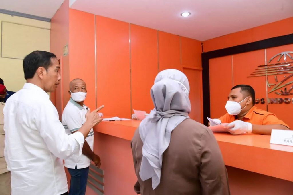 Selain BLT BBM, Presiden Jokowi juga menyerahkan bantuan lain berupa sembako dan BLT kepada peserta program keluarga harapan (PKH).
