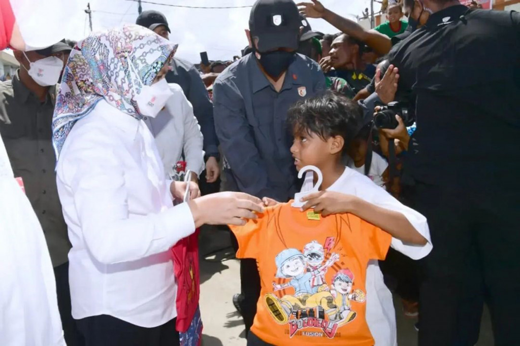 Dalam kesempatan tersebut, Presiden dan Ibu Iriana meninjau sekaligus memberikan bantuan sosial kepada para penerima manfaat yang ada di Pasar Jargaria, Kabupaten Kepulauan Aru.