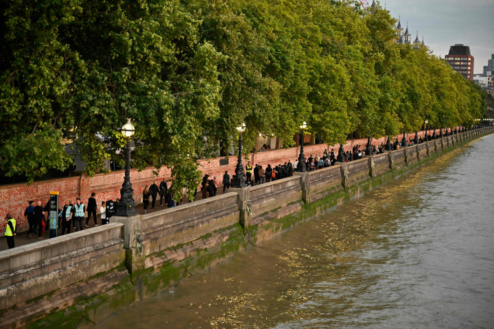 Antrean panjang terlihat di sepanjang Sungai Thames dan sekitar Westminster Hall, London, Inggris, saat jenazah Ratu Elizabeth II disemayamkan di sana. 