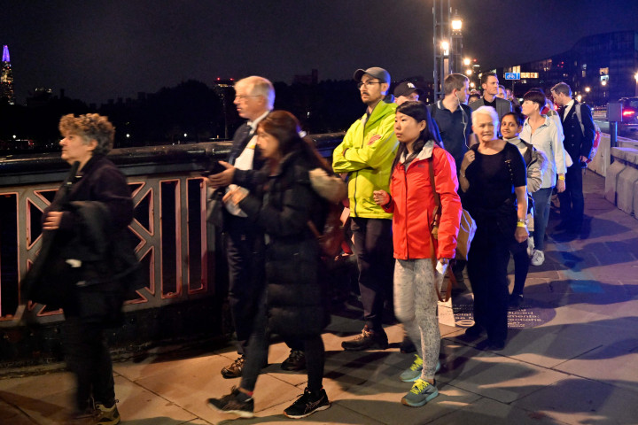 Westminster Hall akan dibuka selama 24 jam setiap harinya, untuk memberikan kesempatan pada publik untuk melihat langsung peti jenazah dan memberikan penghormatan terakhir kepada Ratu Elizabeth II.