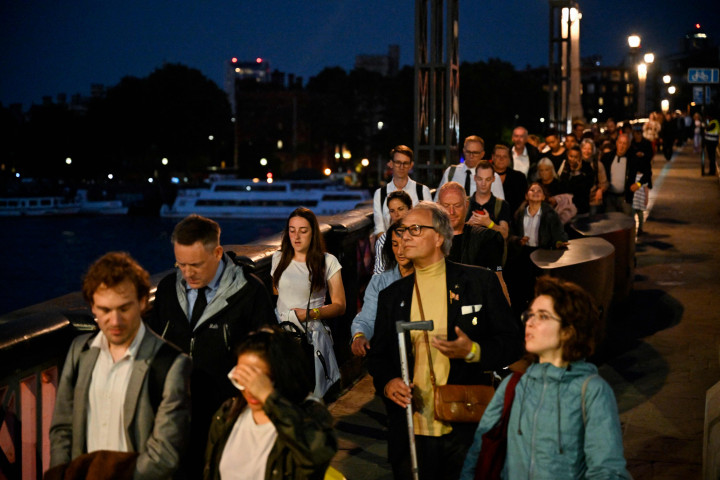 Warga Inggris rela menunggu berjam-jam di bawah terik matahari dan hujan yang mengguyur agar bisa memberikan penghormatan terakhir kepada Ratu Elizabeth II.