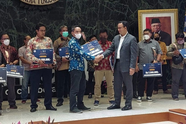 Medcom.id meraih penghargaan juara ketiga Anugerah Jurnalistik Mohamad Hoesni (MH) Thamrin 2022 dalam kategori infografis. Penghargaan tersebut diraih melalui karya bertajuk Kandasnya Perjalanan Program Sumur Resapan di DKI Jakarta, karya Ebet dari Media Indonesia. 