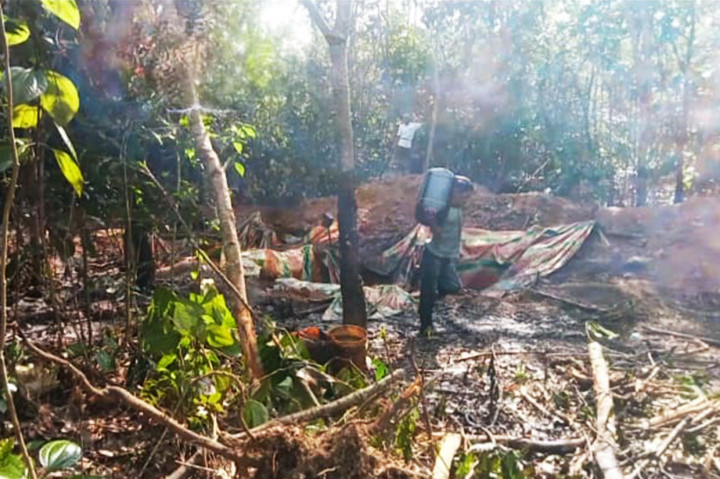 Kondisi semburan minyak di Kecamatan Keluang, Musi Banyuasin, Sumatra Selatan yang mengalir deras sejak Rabu, 14 September 2022 lalu, kini berangsur mampu diatasi jajaran Forkopimcam Kecamatan Keluang.
