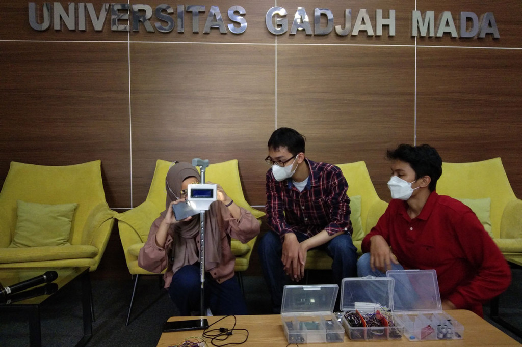 Mahasiswa UGM menunjukkan tongkat pintar multifungsi berbasis internet untuk lansia dan tunanetra yang dinamai In- SWALST (IoT Based Smart Walking Stick for Real Time Health Monitoring) di Universitas Gadjah Mada (UGM), Sleman, Yogyakarta, Jumat, 16 September 2022.